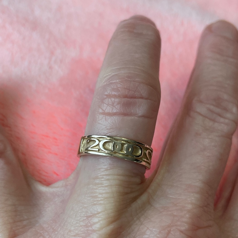 10kt CUSTOM, Designed for the Millennium Year 2000. 
Reads 2000 both ways!!
LOOK